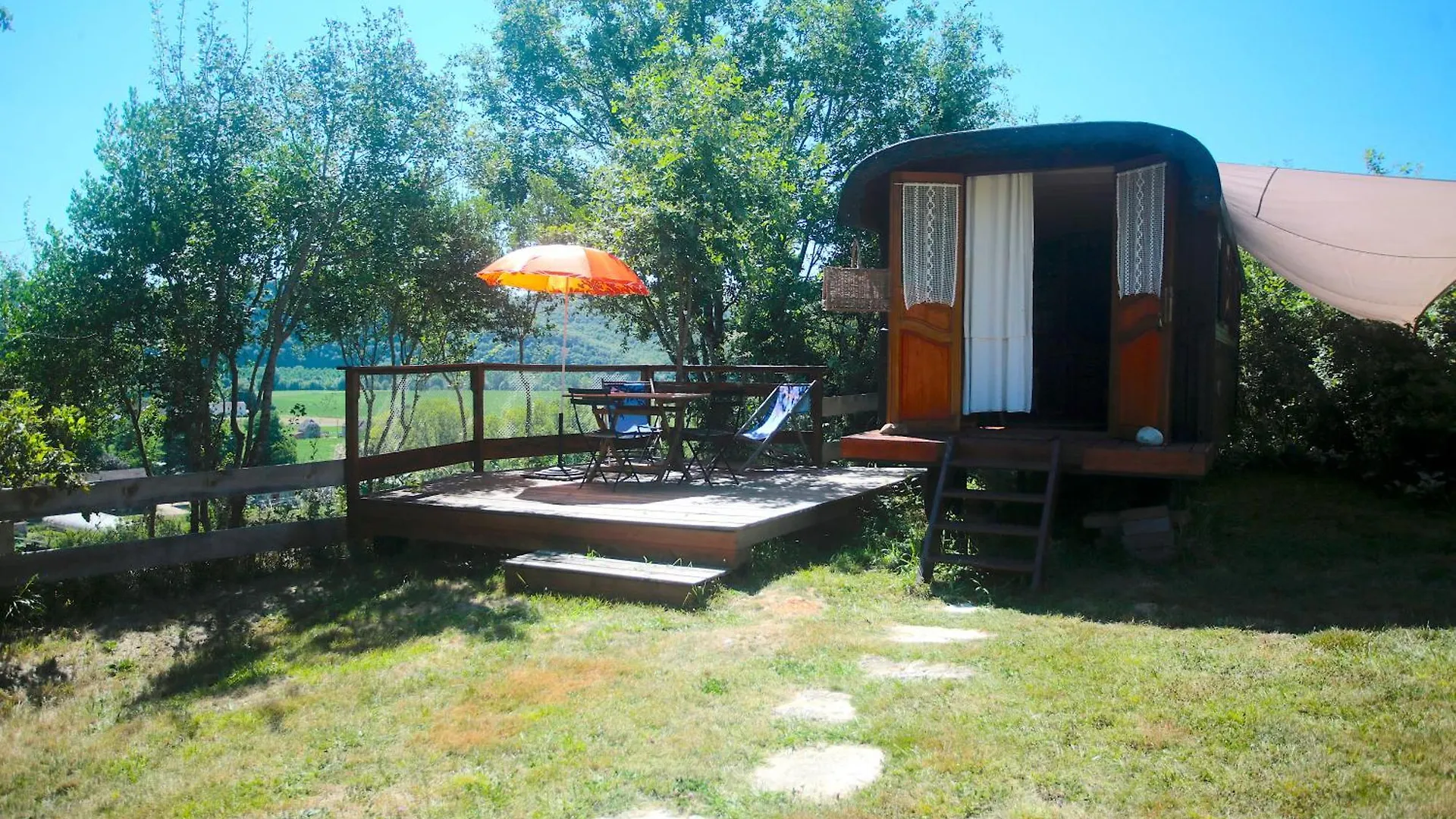 Hotel La Roulotte Du Coustal, Cajarc, Lot Luxusní stan Cajarc